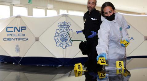 Una de las alumnas de Irabia-Izaga, junto con un agente de Policía Científica, analiza la escena del robo en el MUN Una de las alumnas de Irabia-Izaga, junto con un agente de Policía Científica, analiza la escena del robo en el MUN