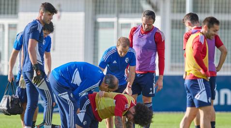 Aridane se duele en el último entrenamiento de Osasuna en Tajonar Aridane se duele en el último entrenamiento de Osasuna en Tajonar