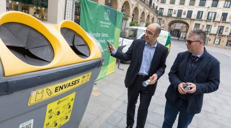CONTENEDOR De izda. a dcha.: Fernando Blázquez y Fernando Ferrer, junto a uno de los contenedores de envases