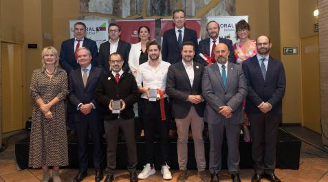PREMIADOS Y AUTORIDADES Abajo, de izda a dcha., Maitena Ezkutari; Martín Sarobe; los premiados Emilio Garrido (Orden del Volatín) y Leandro Gil; Alejandro Toquero, José Luis Arasti y el consejero del Grupo La Información, editor de Diario de Navarra, Fern PREMIADOS Y AUTORIDADES Abajo, de izda a dcha., Maitena Ezkutari; Martín Sarobe; los premiados Emilio Garrido (Orden del Volatín) y Leandro Gil; Alejandro Toquero, José Luis Arasti y el consejero del Grupo La Información, editor de Diario de Navarra, Fernando Basarte. Arriba, Manuel Rodríguez (miembro de la Academia Navarra de Gastronomía); Manuel Romero (Laboral Kutxa); la concejal Irune García; Eduardo Elizalde (Laboral Kutxa); Rafael Remírez de Ganuza (Orden del Volatín); y Belén Galindo (responsable de Comunicación del Grupo La Información)