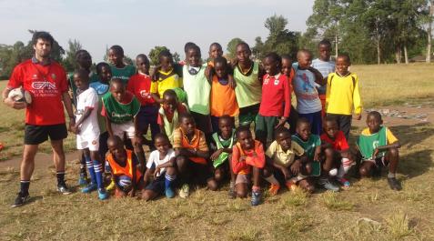 00c21c4c-94f3-46cd-8550-7195eddaf459 Eneko Elósegui Unzué, a la izquierda, con los niños en Uganda cuando estuvo a comienzos de 2017