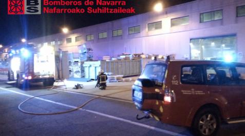 Bomberos trabajan en el incendio surgido en los filtros del sistema de aspiración de una nave de la Ciudad del Transporte Bomberos trabajan en el incendio surgido en los filtros del sistema de aspiración de una nave de la Ciudad del Transporte
