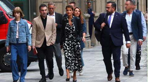 chivite-remirez La presidenta de la Comunidad foral, María Chivite, a su llegada al pleno del Parlamento junto a Remírez y miembros de su equipo