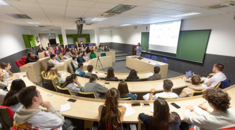 Club de Ciencia de la Universidad de Navarra La primera sesión corrió a cargo de la investigadora Luisa Chocarro