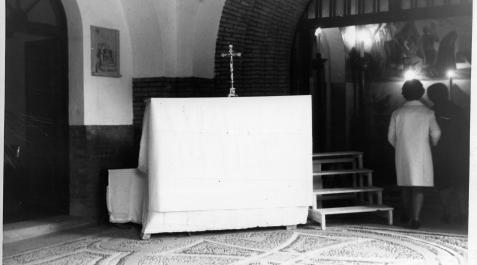 Un altar improvisado en la puerta del cementerio de Pamplona. Un altar junto a la entrada del cementerio de Pamplona para celebrar misas fue la novedad de la festividad de Todos los Santos hace 50 años.