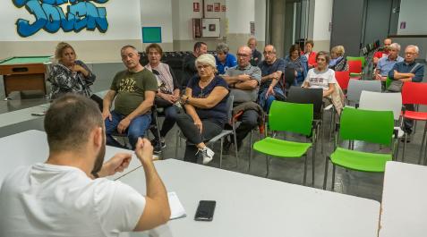 Jorge Crespo, de espaldas, ofrece sus explicaciones a los vecinos y vecinas del barrio de Lizarra Jorge Crespo, de espaldas, ofrece sus explicaciones a los vecinos y vecinas del barrio de Lizarra
