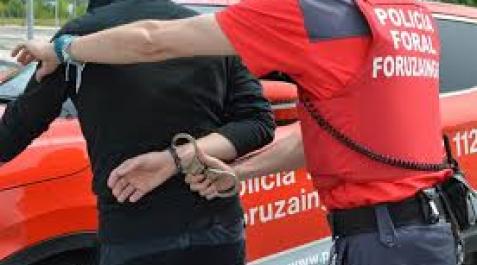 Imagen de archivo de un policía foral con un detenido Imagen de archivo de un policía foral con un detenido