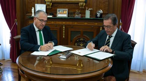 El alcalde de Pamplona, Enrique Maya, y el director general de la Fundación laCaixa, Antoni Vila Bertrán, en el momento de la firma El alcalde de Pamplona, Enrique Maya, y el director general de la Fundación laCaixa, Antoni Vila Bertrán, en el momento de la firma