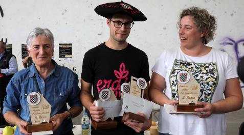Feria de queso de elizondo Socorro Almándoz, Julen Arburua y Ainhoa Goñi, ganadores del certamen.