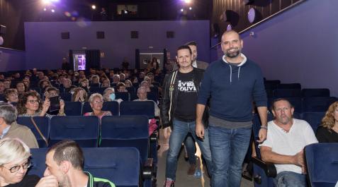 Alexis Morante y José Alba, con el alcalde Alejandro Toquero detrás, entran en el cine Moncayo para presentar su película Alexis Morante y José Alba, con el alcalde Alejandro Toquero detrás, entran en el cine Moncayo para presentar su película