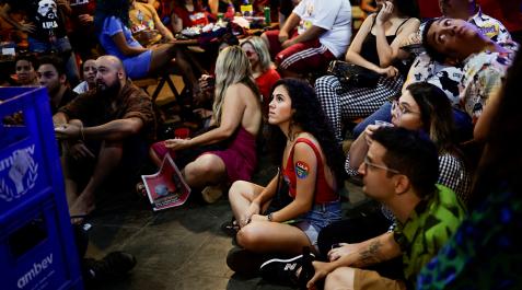 Lula Varias personas observan el debate televisado entre Lula Y Bolsonaro en un bar de Brazilia