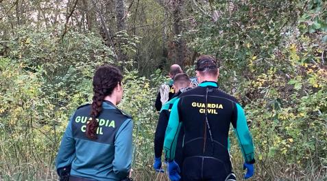 GCivil El equipo de rescate de la Guardia Civil camino al lugar donde fueron hallados los animales