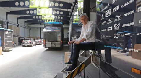 Eusebio Unzué, en la nave que el equipo Movistar tiene en Egüés. El equipo navarro ha cerrado un año francamente difícil Eusebio Unzué, en la nave que el equipo Movistar tiene en Egüés. El equipo navarro ha cerrado un año francamente difícil
