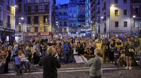Decenas de personas se concentraron el sábado 15 en la plaza del Ayuntamiento de Pamplona, en el día internacional del duelo gestacional y perinatal. En Navarra, unos 30 bebés mueren al año antes de nacer, el parto o el primer mes Decenas de personas se concentraron el sábado 15 en la plaza del Ayuntamiento de Pamplona, en el día internacional del duelo gestacional y perinatal. En Navarra, unos 30 bebés mueren al año antes de nacer, el parto o el primer mes