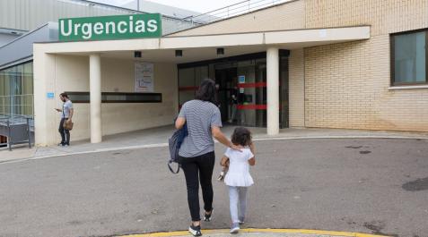 Una mujer y una niña se dirigen a la entrada de Urgencias del Hospital Reina Sofía de Tudela Una mujer y una niña se dirigen a la entrada de Urgencias del Hospital Reina Sofía de Tudela