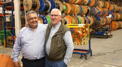 Jesús (izquierda) y Alfonso Antoñanzas Aranguren, en las instalaciones de Gabyl, delante de bobinas de cable Jesús (izquierda) y Alfonso Antoñanzas Aranguren, en las instalaciones de Gabyl, delante de bobinas de cable