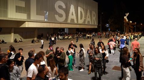 La cola para acceder al concierto de Dani Martín en el Navarra Arena. La cola para acceder al concierto de Dani Martín en el Navarra Arena se extendía hasta El Sadar