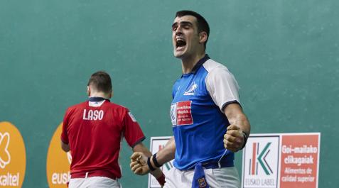 Joseba Ezkurdia grita después de imponerse a Unai Laso en el decisivo partido del Labrit.
