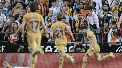 El delantero polaco del FC Barcelona Robert Lewandowski celebra su gol El delantero polaco del FC Barcelona Robert Lewandowski celebra su gol