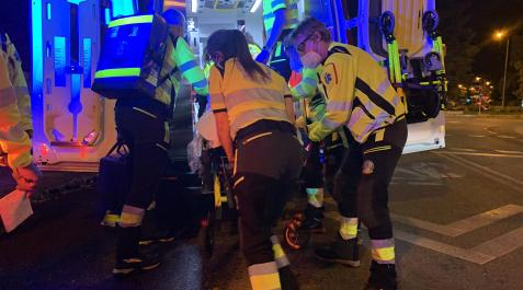 MadridSuceso Varios sanitarios trasladan a uno de los heridos por arma blanca en Madrid