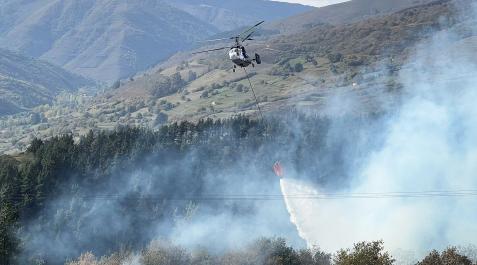 Cantabria Un helicóptero trata de apagar el incendio forestal en Arenas de Iguña
EUROPA PRESS
29/10/2022
