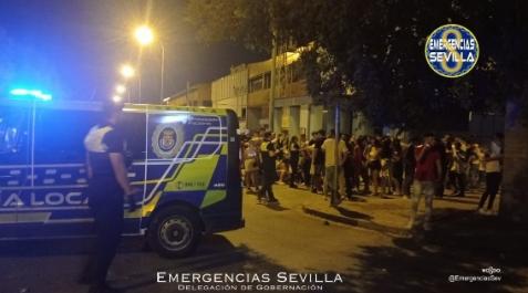Desalojo Sevilla La policía, durante el desalojo por motivos de seguridad una fiesta de Halloween en una sala en Sevilla