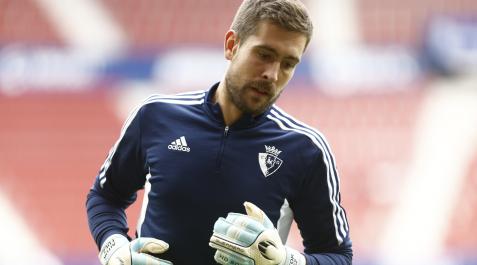 Aitor Fernández, en el calentamiento En directo Osasuna - Valladolid, partido de Primera División