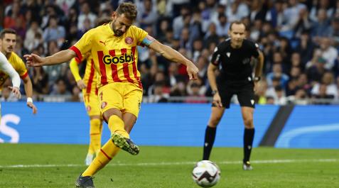 Stuani lanza el penalti que ha supuesto el 1-1 Stuani