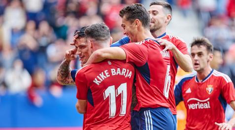Kike Barja, Lucas Torró y Moi Gómez abrazan al Chimy Ávila, autor del 1-0 de penalti Kike Barja, Lucas Torró y Moi Gómez abrazan al Chimy Ávila, autor del 1-0 de penalti