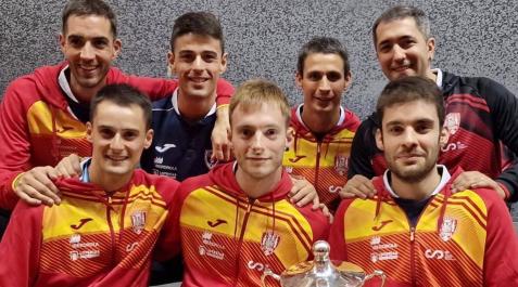 La selección de mano frontón al completo posa con el trofeo de campeones absolutos del Mundial La selección de mano frontón al completo posa con el trofeo de campeones absolutos del Mundial