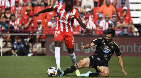 AlmCel Gabri Veiga (suelo) quien anotó un tanto contra el Almeria y fue expulsado, trata de frenar el avance de Houboulang Mendes