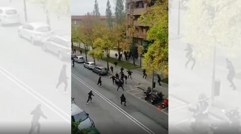 HinchasTajonar Captura de uno de los vídeos con los enfrentamientos en la calle Tajonar que circulaban por las redes sociales
