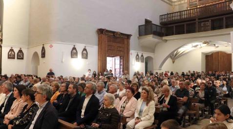 AFDS Imagen de parte de los asistentes a la Misa de Acción de Gracias con la que se reabrió la iglesia parroquial de San Esteban de Arguedas.
