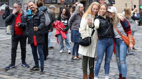 Turismo en Pamplona por el puente de Todos los santos de 2022 Varios visitantes se sacaban ayer fotos con la fachada del Ayuntamiento como fondo, punto emblemático y reconocible para los visitantes de Pamplona