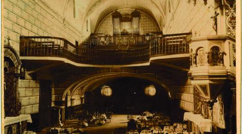 Interior de la parroquia de Arizcun en el día de Ánimas, 1924. Fotografía de Félix Mena Interior de la parroquia de Arizcun en el día de Ánimas, 1924. Fotografía de Félix Mena