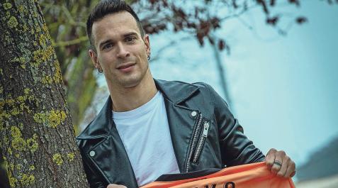 Eneko Martínez posa con la camiseta conmemorativa por sus 200 partidos con el Izarra Eneko Martínez posa con la camiseta conmemorativa por sus 200 partidos con el Izarra