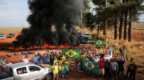 brasil-seguidores-bolsonaro Los partidarios de Jair Bolsonaro bloquean la carretera BR-251 tras la victorial electoral de Luiz Inacio Lula da Silva, quien ganó un tercer mandato como presidente en la 2ª vuelta