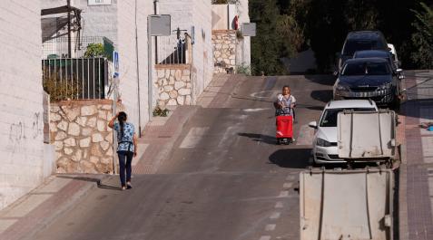 Vista de la calle donde anoche fue hallado un joven de 28 años que falleció tras recibir tres disparos, dos en la cabeza y uno en el pecho, en la barriada de La Corta Vista de la calle donde anoche fue hallado un joven de 28 años que falleció tras recibir tres disparos, dos en la cabeza y uno en el pecho, en la barriada de La Corta