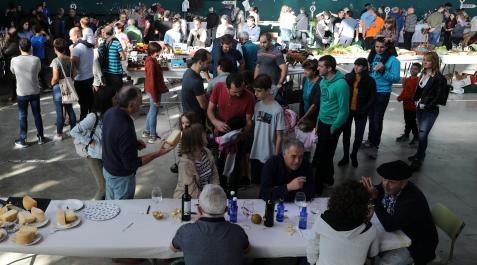 arantza En primer plano, el jurado del concurso local de queso en Arantza