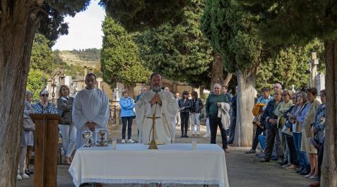 cementerio Un momento de la misa oficiada ayer en el cementerio por el párroco de San Miguel Javier Resano