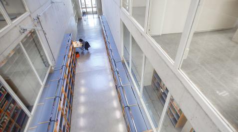 Una estudiante, en la Biblioteca de la UPNA del Campus de Arrosadia, en Pamplona Una estudiante, en la Biblioteca de la UPNA del Campus de Arrosadia, en Pamplona