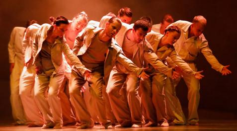ballet-casablanca Un momento de la actuacioón de Scapino Ballet Rotterdam representando 'Casablanca'