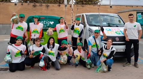 Participantes en la jornada, con parte de la basura que recogieron en el Ebro Participantes en la jornada, con parte de la basura que recogieron en el Ebro