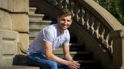 Protagonista de Tercera Daniel Ederra Elso posa en el kiosko de la Plaza del Castillo.