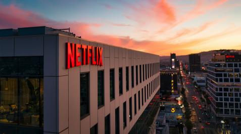 NETFLIX Cartel de Netflix en un edificio