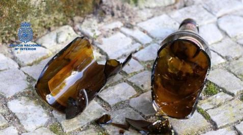 botella Imagen de una de las botellas que arrojó el detenido