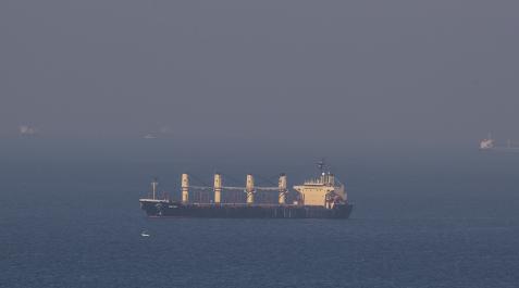 barco ucraniano El buque de carga Rubymar, con cereal ucraniano a bordo, anclado en el Mar Negro