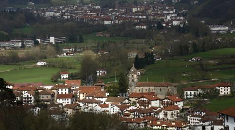 Irurita En primer término, el núcleo urbano de Irurita, con Elizondo al fondo.