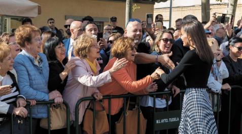 La reina Letizia estrecha la mano de algunos de los presentes a su llegada al Cine Moncayo del Barrio de Lourdes de Tudela La reina Letizia estrecha la mano de algunos de los presentes a su llegada al Cine Moncayo del Barrio de Lourdes de Tudela