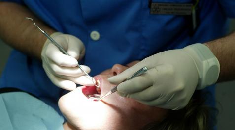 Un paciente durante una consulta en el dentista Un paciente durante una consulta en el dentista